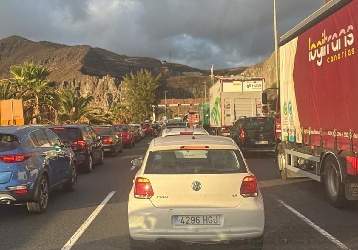 Accidente entre turismo y camión provoca largas retenciones en la GC-1 sin heridos graves