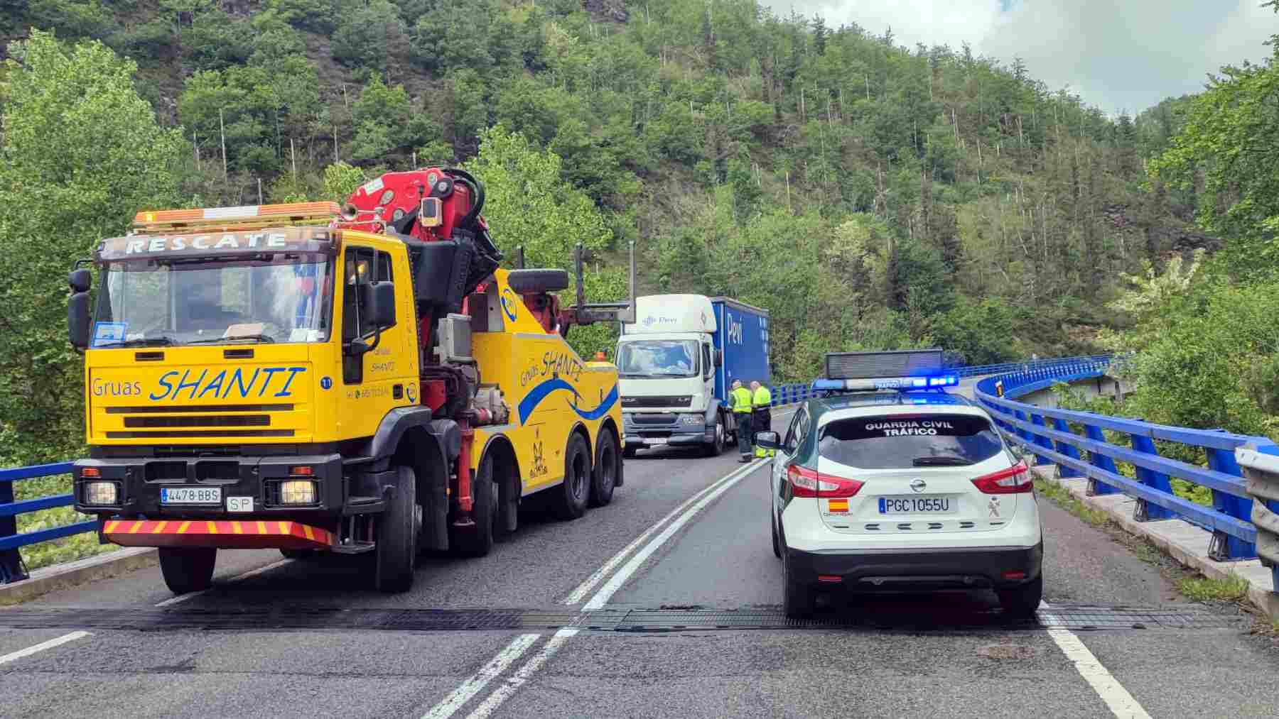 Un accidente entre dos camiones en Navarra obliga a desvíar el tráfico por un peligroso puerto