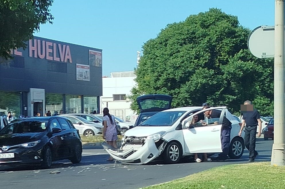 Aparatoso accidente en Huelva capital con daños materiales