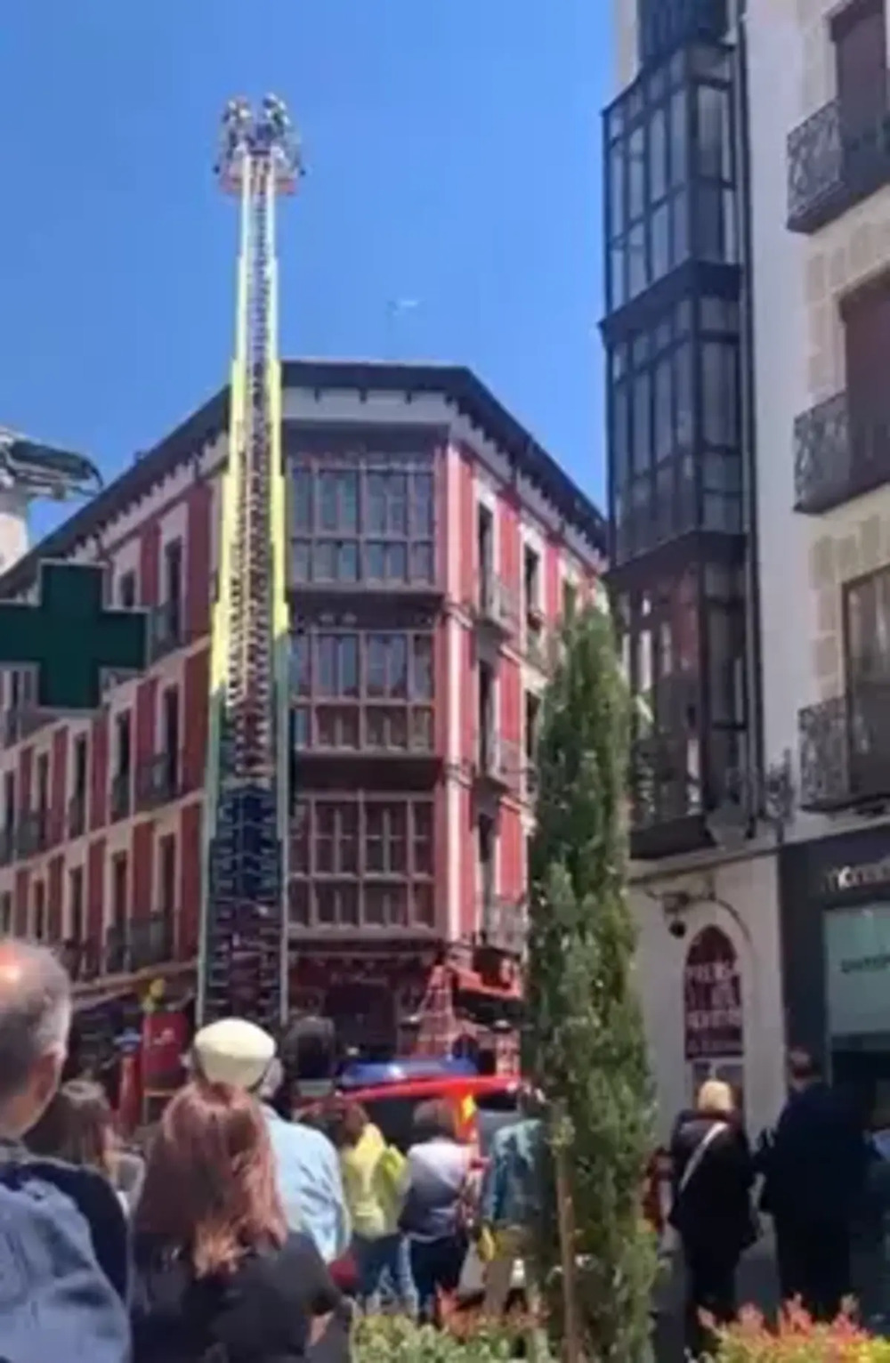 Los Bomberos acuden a un edificio por humo en su techo