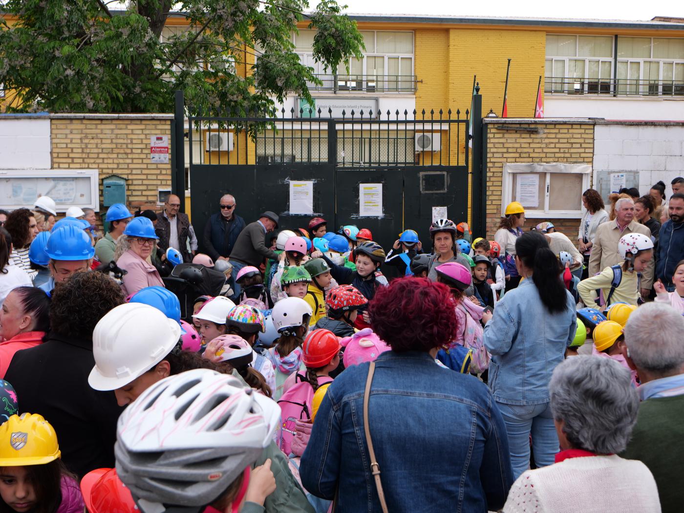 Niños con cascos de obra para reclamar un nuevo colegio en Los Rosales