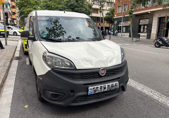 Atropello en las Corts: Hombre de 55 años en estado grave tras ser arrollado por una furgoneta