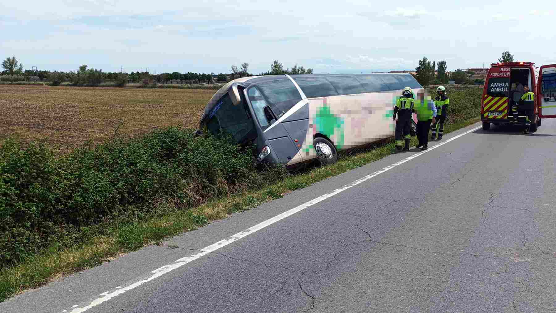 Aparatoso accidente de autobús en Navarra: acaba semivolcado en la cuneta de la carretera