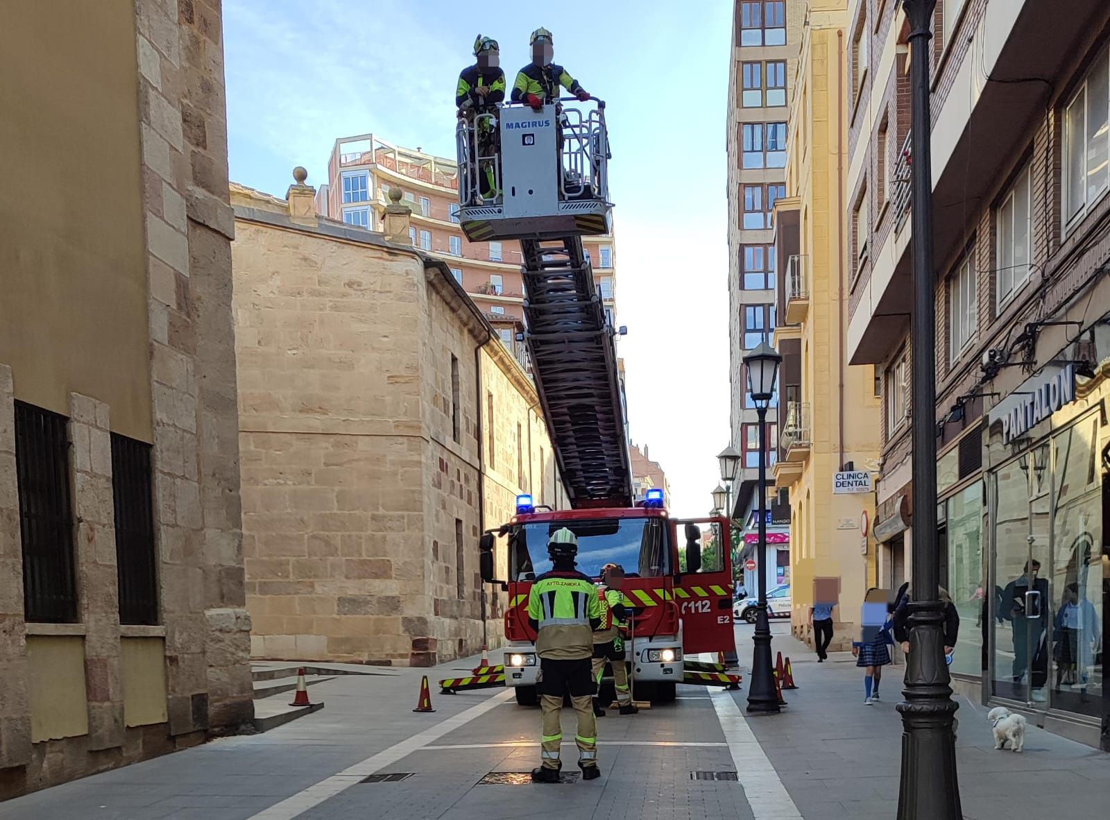 Bomberos de Zamora se movilizan ante posibles desprendimientos en un edificio del centro de la ciudad
