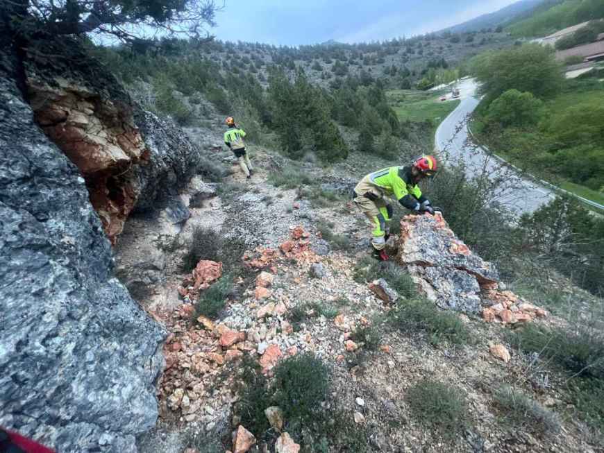 Bomberos de la Diputación neutralizan peligro de derrumbe de roca en carretera de Ucero