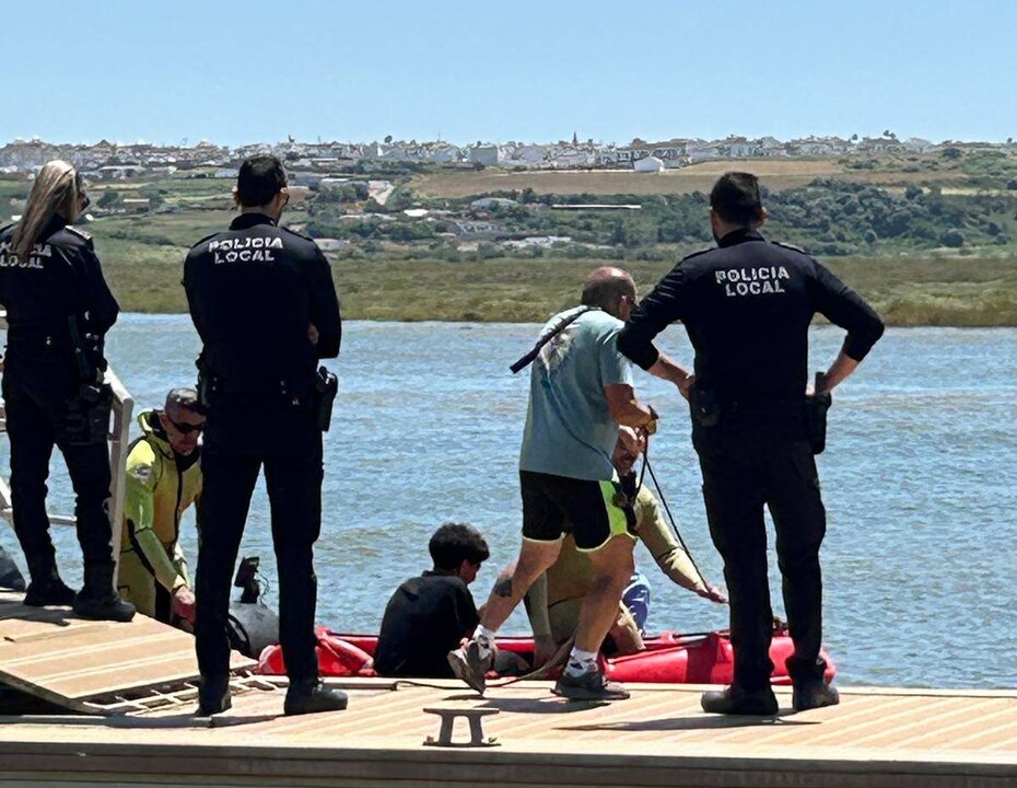 Rescate de dos menores atrapados en las marismas del río Tinto