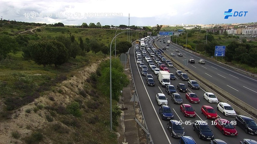 Caída de plancha en la M-40 provoca 9 kilómetros de retenciones y caos en la circulación