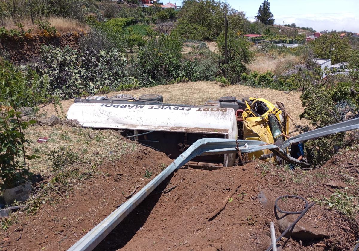 Camión vuelca en Cueva Grande, Gran Canaria, sin heridos graves