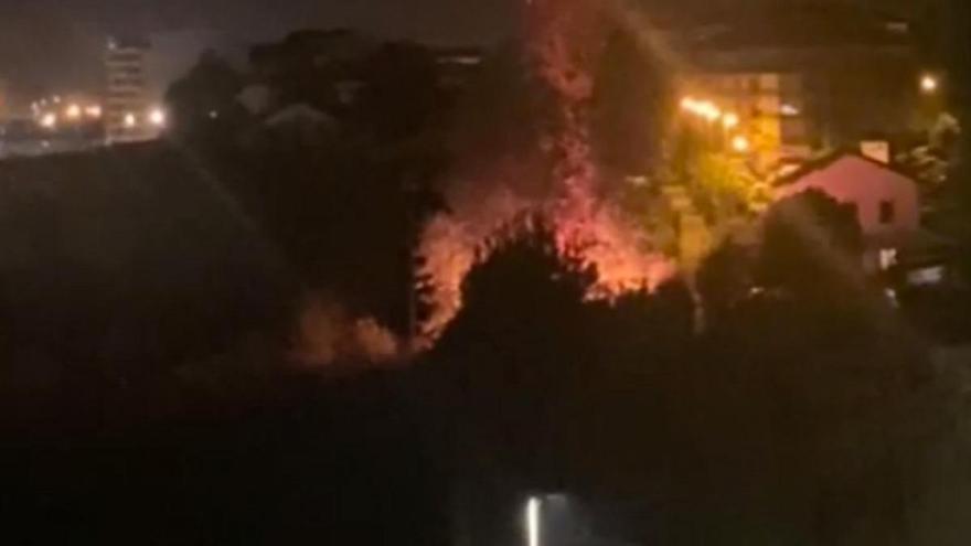 Chabola y vegetación arden en la calle Aduana de Irun, en el segundo incendio en la zona en poco tiempo
