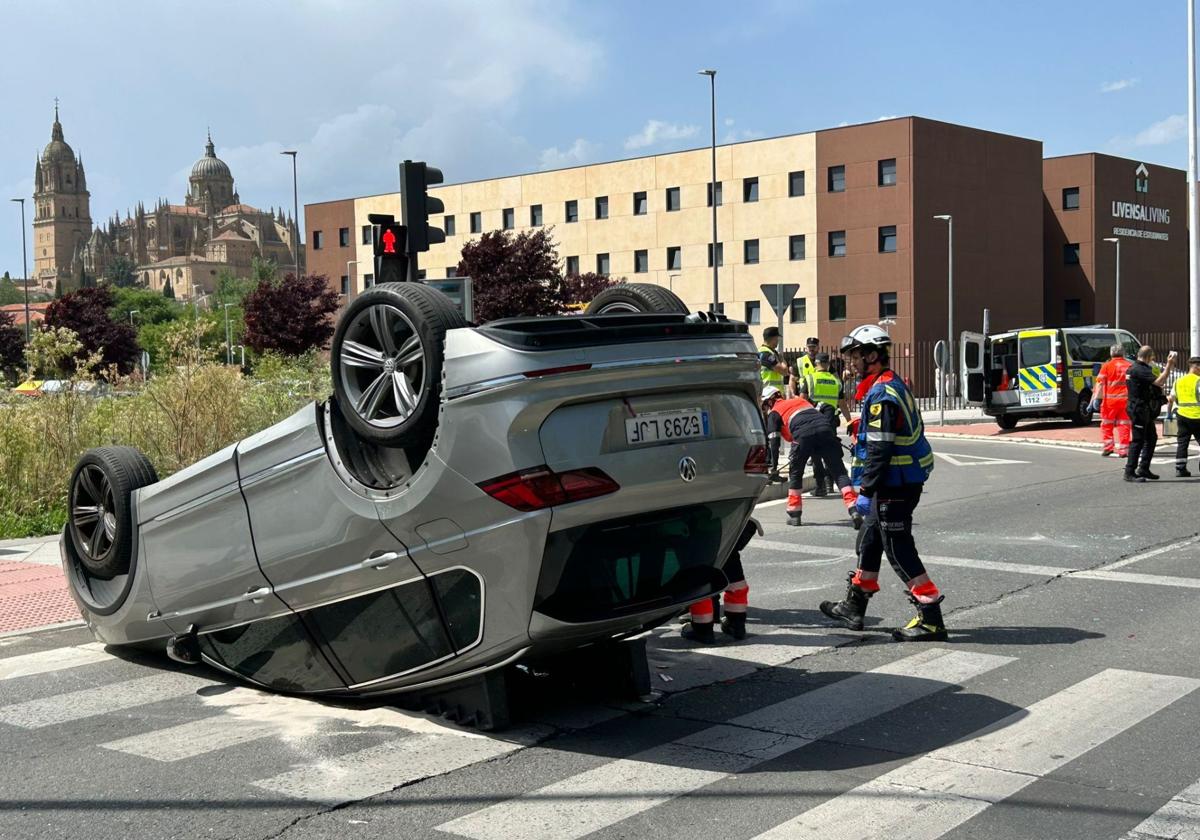 Un herido tras un vuelco en plena Salamanca en un espectacular accidente