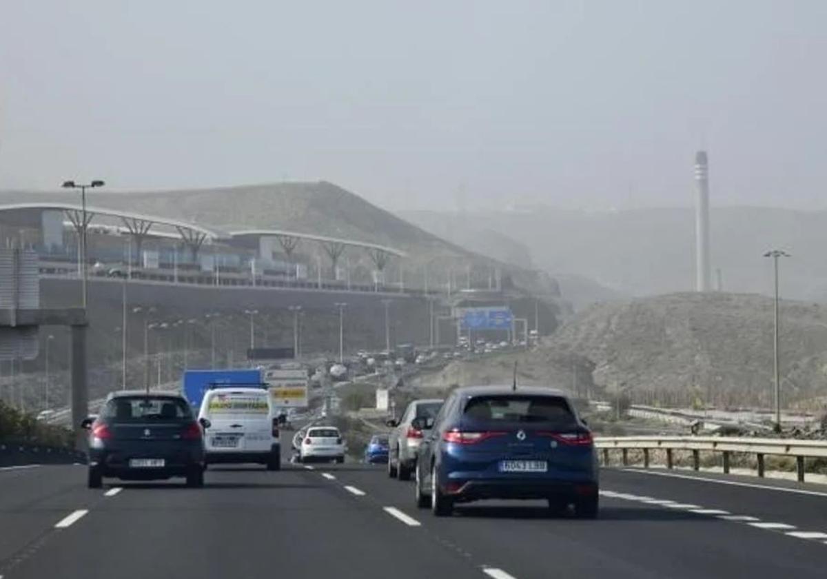 Atasco en la GC-1 por un choque múltiple: cinco coches y un camión colisionan y dejan tres heridos