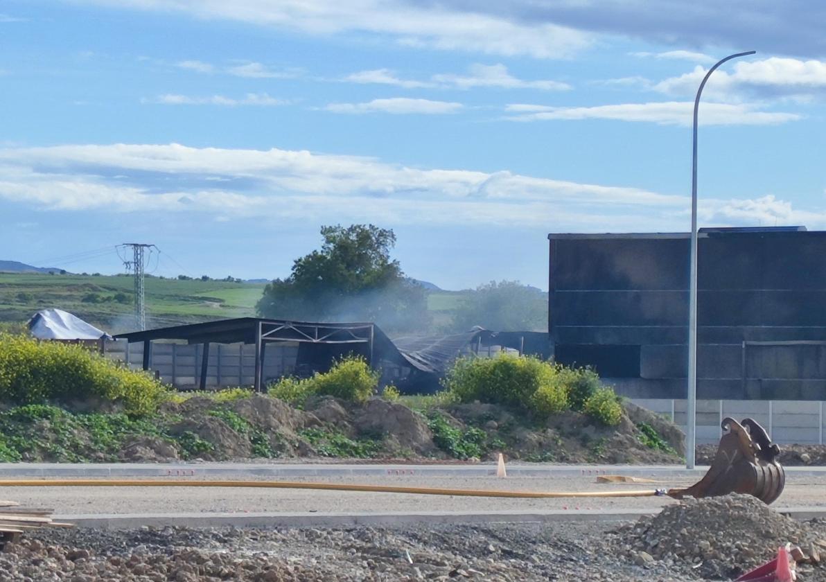 Extinguido el grave incendio declarado de madrugada en una fábrica de barnices de Oyón