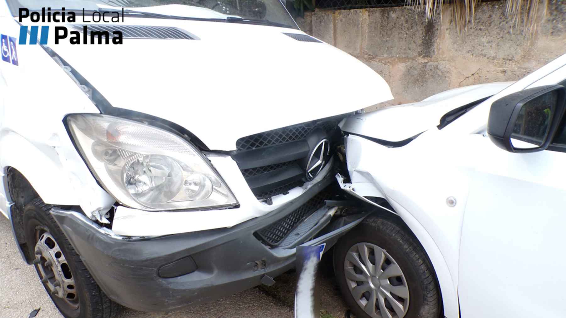 Denuncian a conductor de minibús por chocar contra cuatro coches al despistarse con el móvil