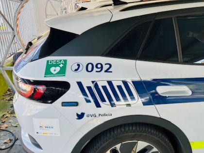 Nueva pegatina en coches policiales de Vitoria