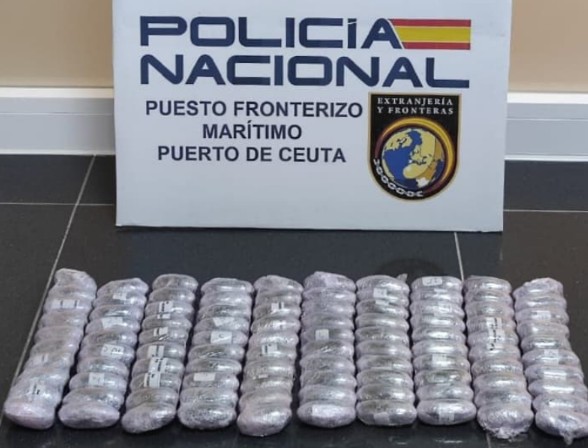 La Policía Nacional intercepta a una mujer en la zona de embarque con 100 bellotas de hachís