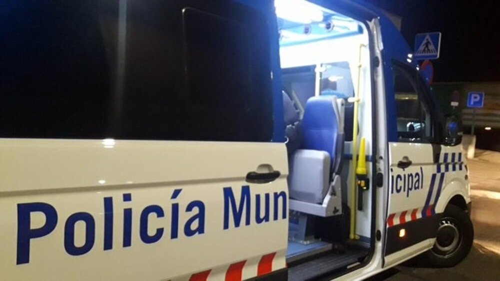 Insulta y golpea a su hija de 10 años en un bar