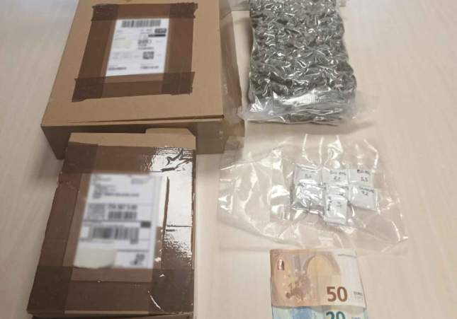 Detenido en Barcelona un hombre que intentaba enviar marihuana y hachís a Italia en paquetes de mensajería