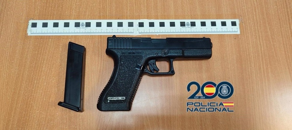 Detenido tras golpear a un joven con una pistola simulada