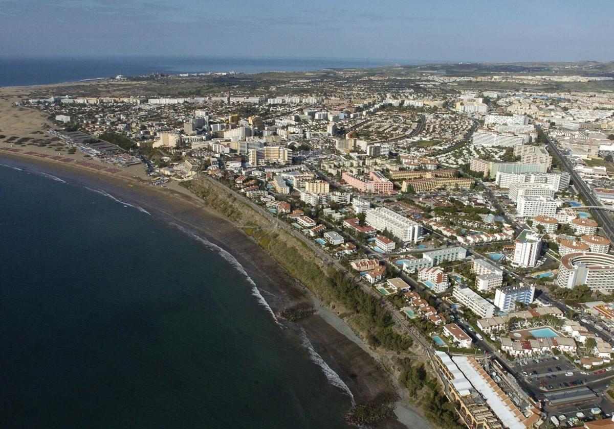 Se queda dormido en la playa y le roban el bolso, con joyas dentro, en el sur de Gran Canaria