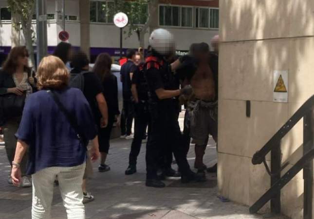 Detenido un hombre con un cuchillo de grandes dimensiones en un bar de Barcelona
