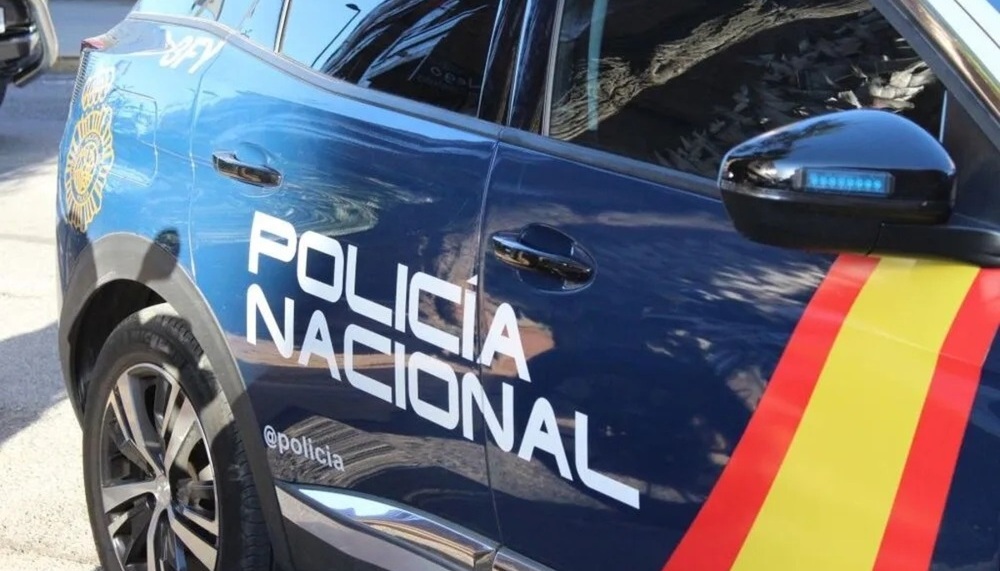 Detienen a dos personas por robar joyas en una casa
