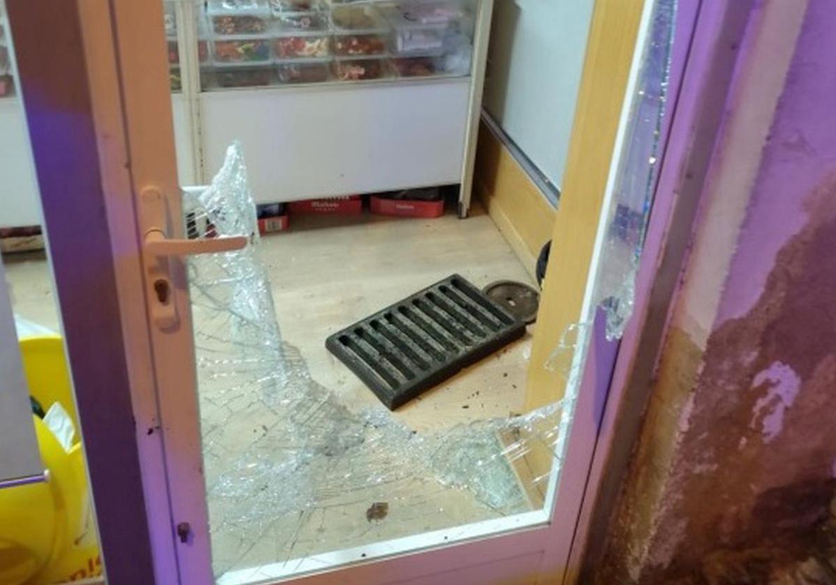 Detenidos dos ladrones reincidentes tras robar de madrugada en un comercio en Gamonal