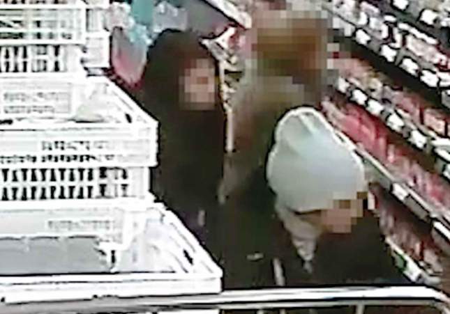 Detenidos en la Anoia por robar a ancianas y personas con movilidad reducida en supermercados