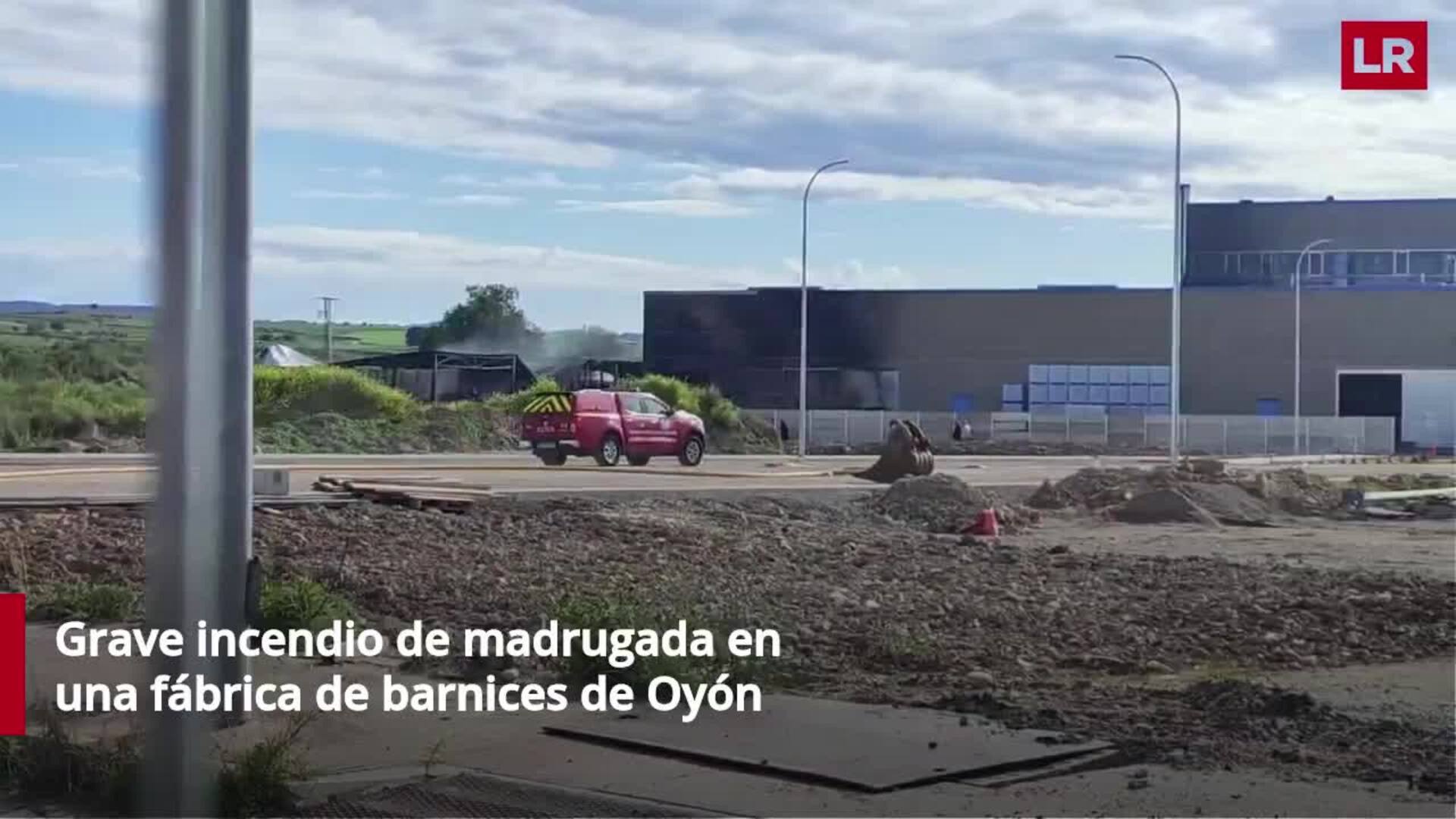 Devastador incendio nocturno arrasa una fábrica de resinas en Oyón
