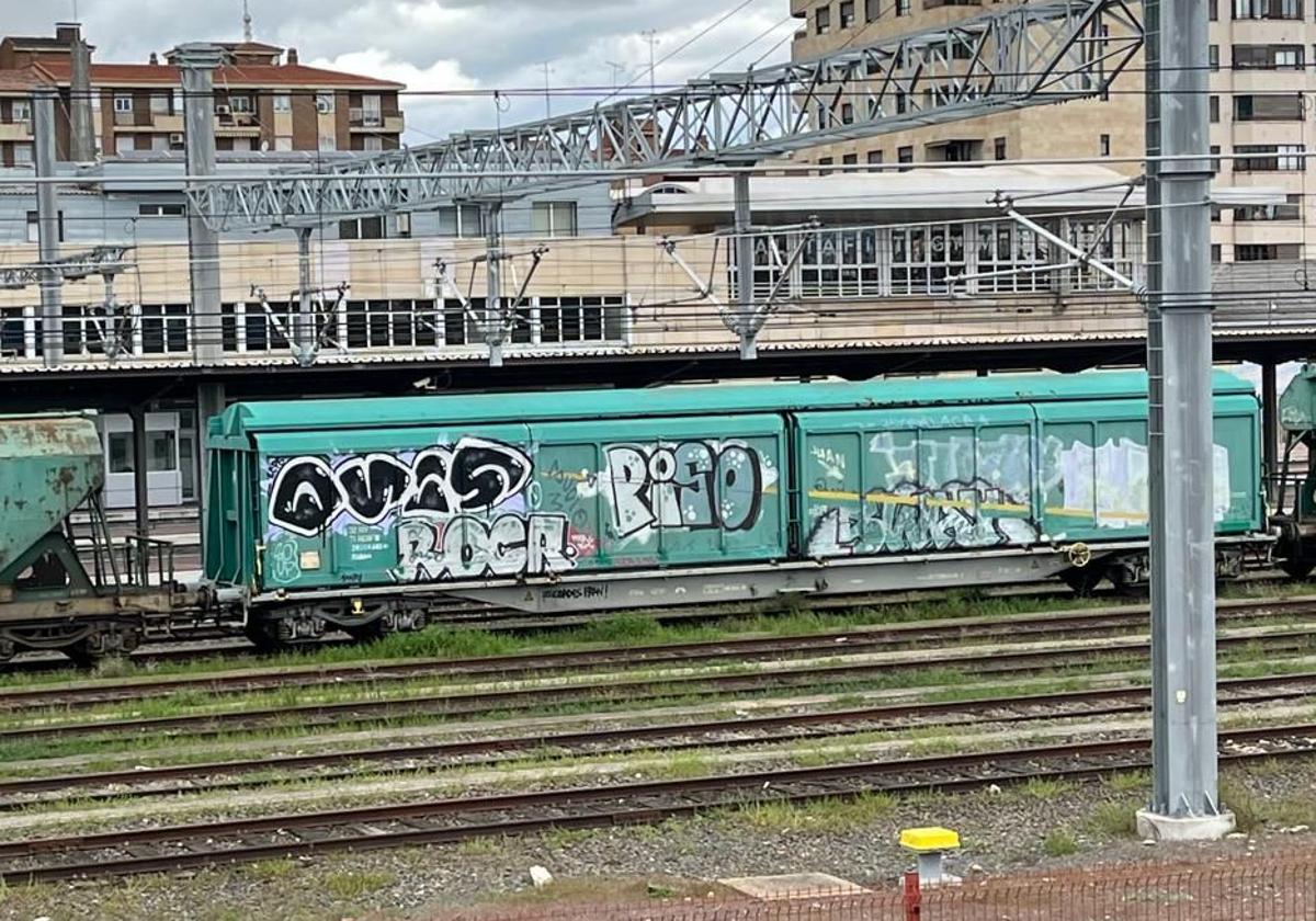 Los dos conocidos grafiteros de Salamanca 'Teso' pillados spray en mano pintando trenes