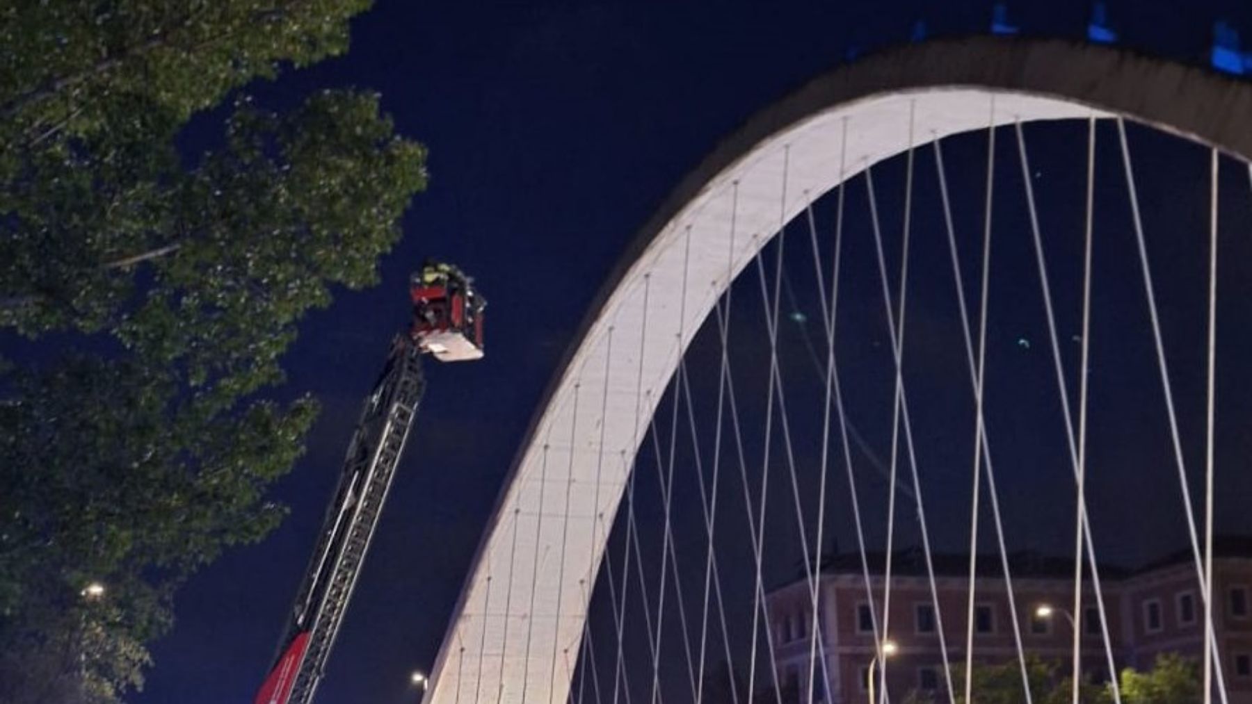 Dos jóvenes de 19 años trepan de madrugada un puente de gran altura en Pamplona y cortan el tráfico