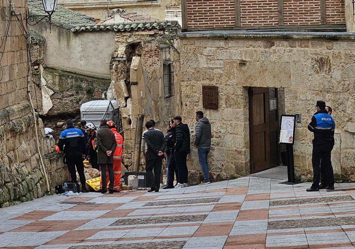 Dos trabajadores atrapados por la caída de un muro en la calle Tentenecio de Salamanca