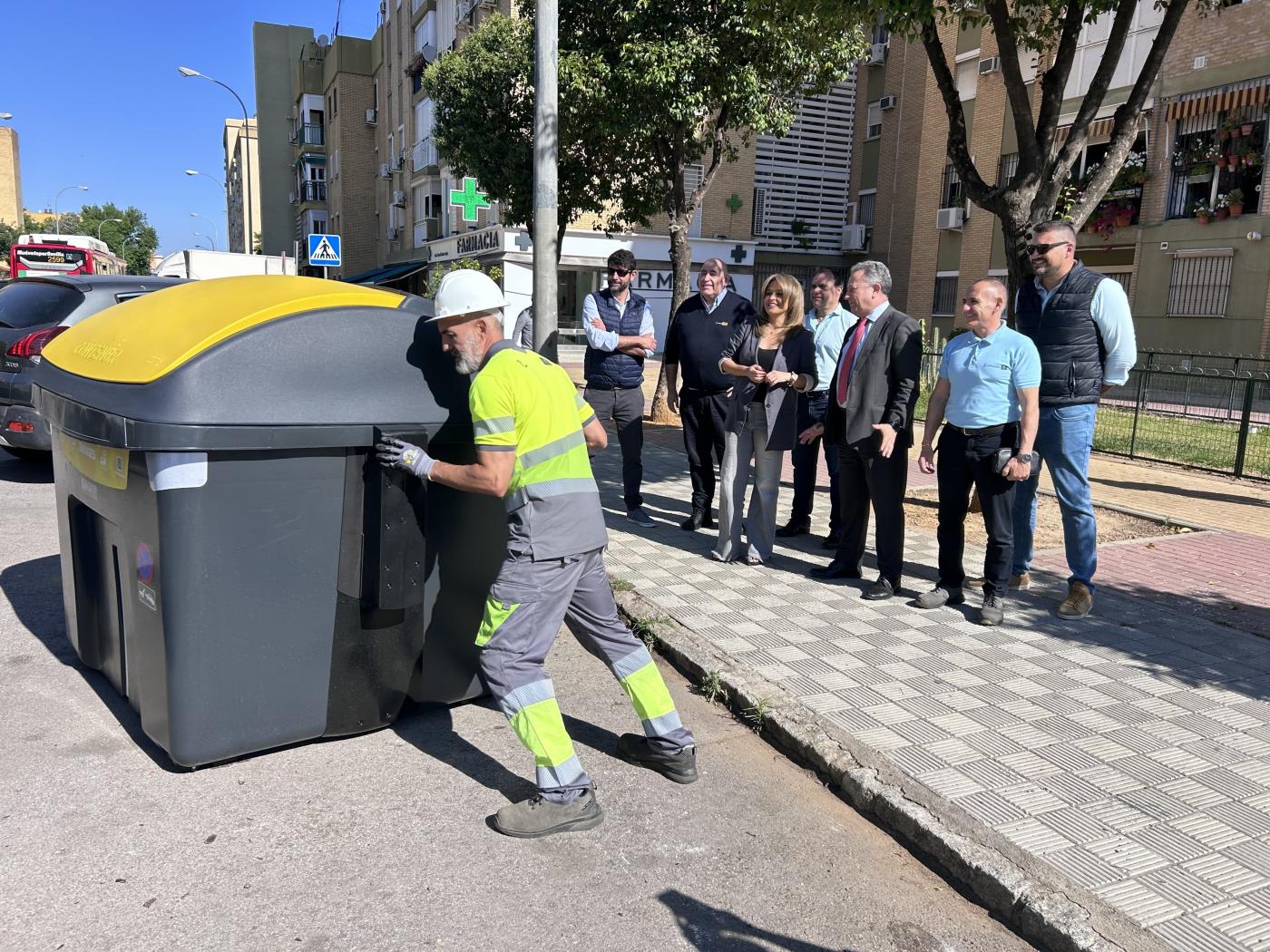 Renovación de los contenedores del barrio sevillano de Pino Montano - AYUNTAMIENTO DE SEVILLA