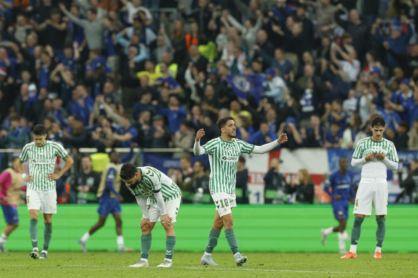 Los jugadores del Betis se lamentan ante el gol del Chelsea. - EFE