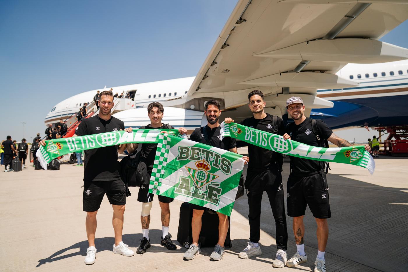 Adrián, Bellerín, Isco, Bartra y Ruibal posan con bufandas y banderas. - RBB