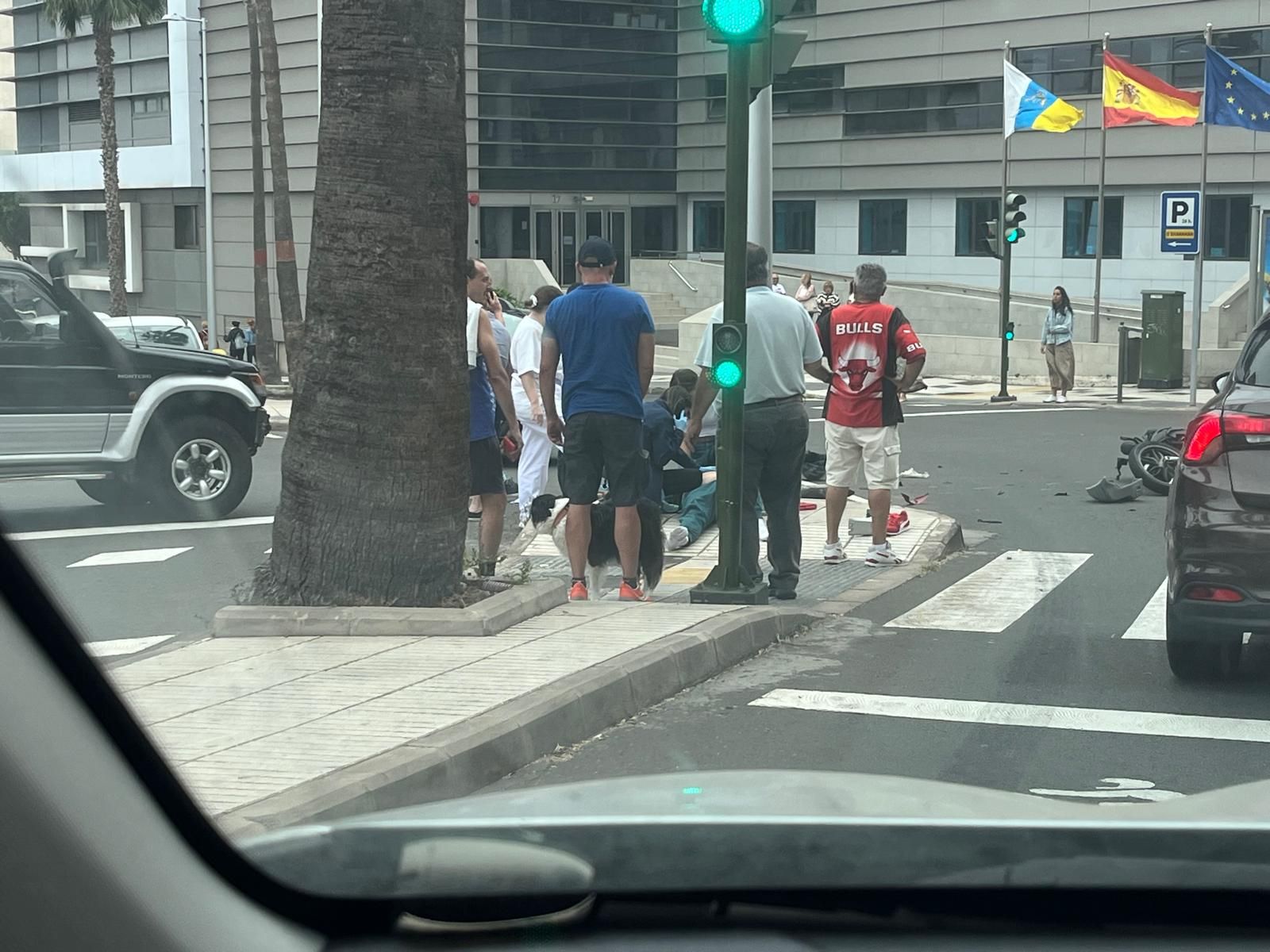 Un herido grave por el choque de una moto y un coche en Las Palmas de Gran Canaria