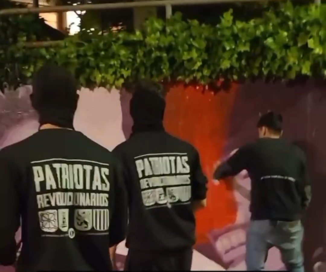 Un vídeo en redes muestra el ataque de un grupo de jóvenes al mural feminista de Getafe