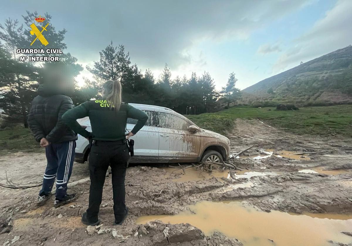 Guardia Civil de Murillo rescata a conductor atrapado en camino rural de Ajamil