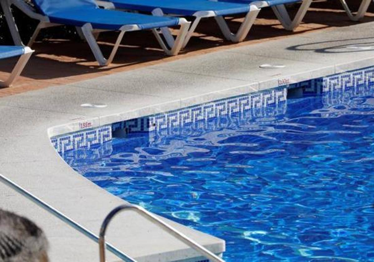 Muere un hombre de 60 años tras electrocutarse y caer a la piscina de una casa en Marbella