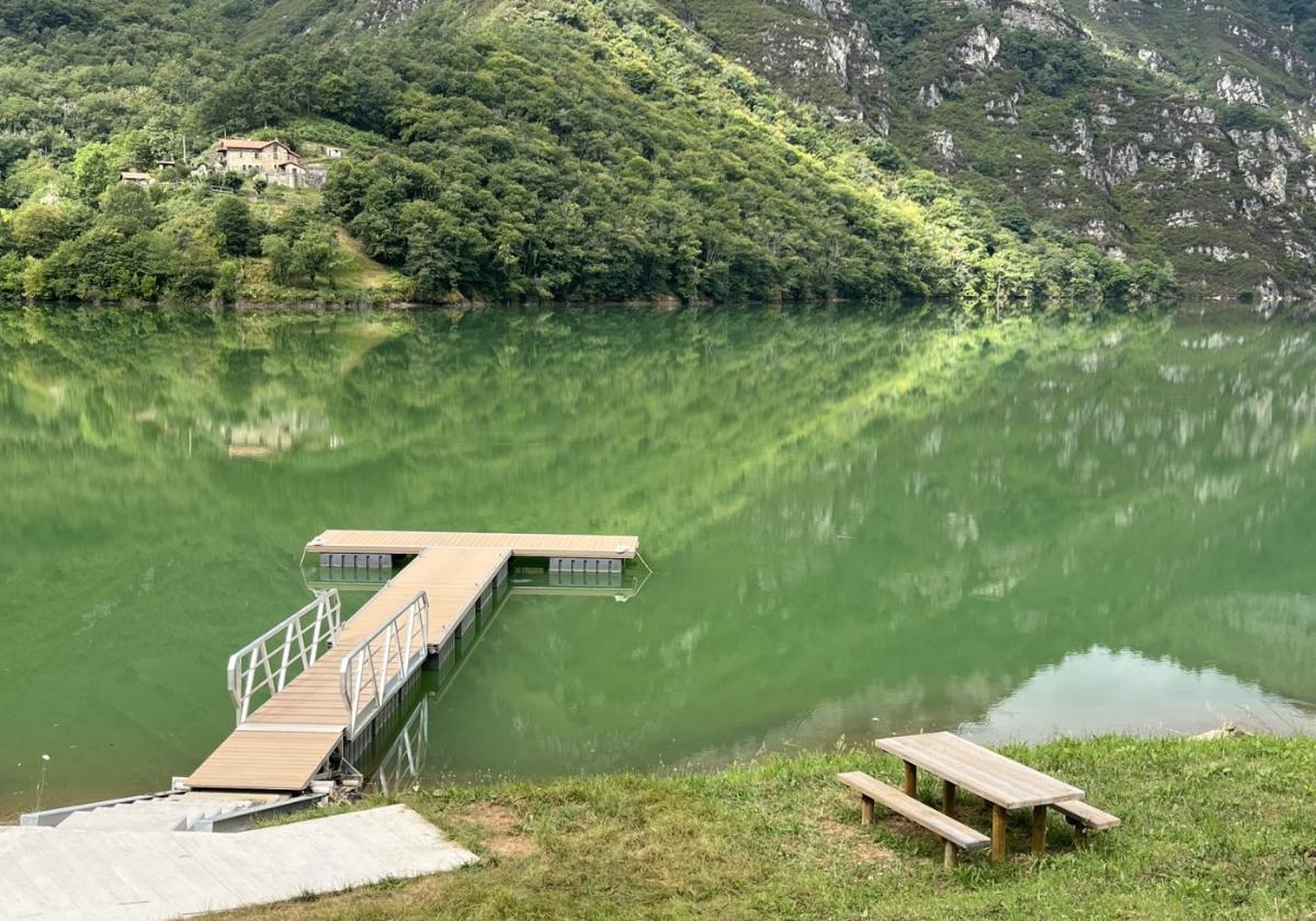 Un helicóptero de emergencias se precipita al embalse de Tanes