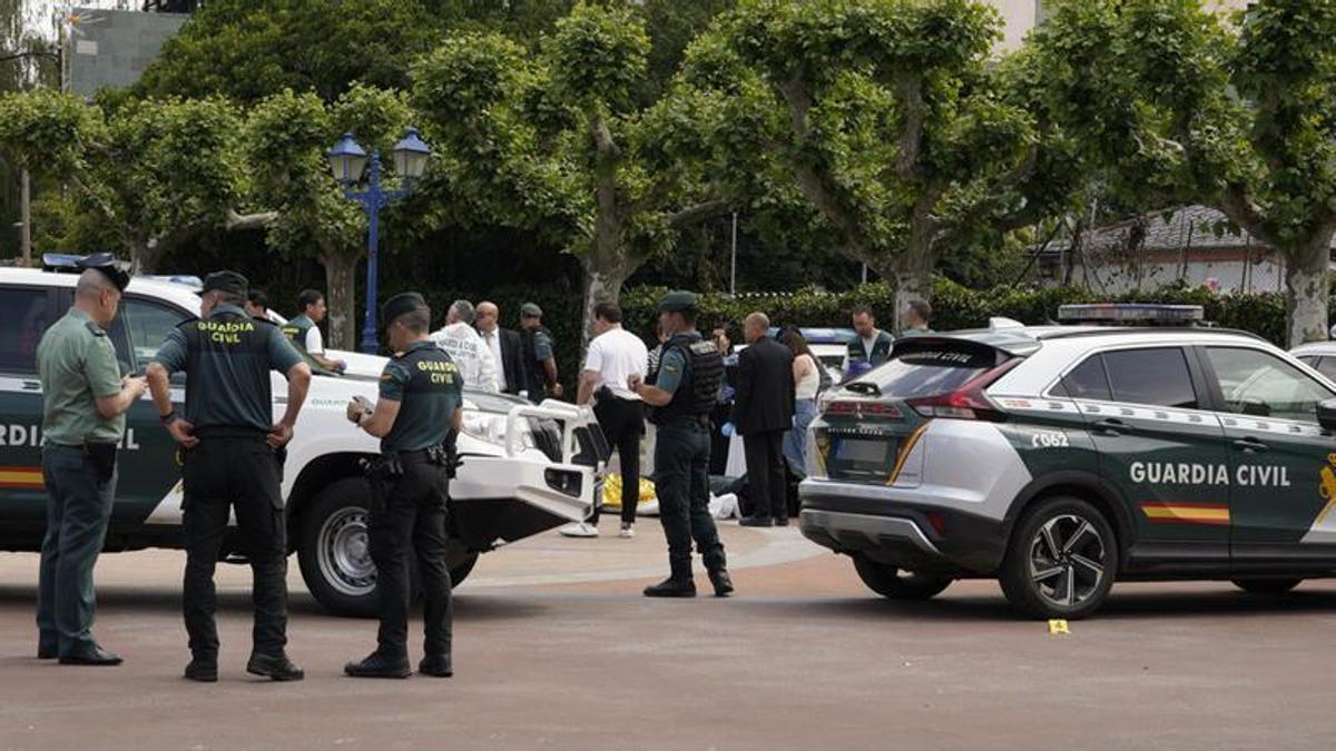 Miembros de la Guardia Civil y de los Juzgados de Ponferrada, en la plaza de Santa Bárbara de Bembibre tras la pelea que acabó con un muerto y dos heridos.