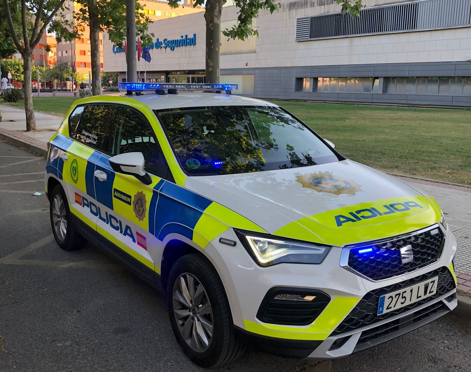 Agentes locales de Alcorcón salvan a una joven de lanzarse al vacío y extinguen un incendio