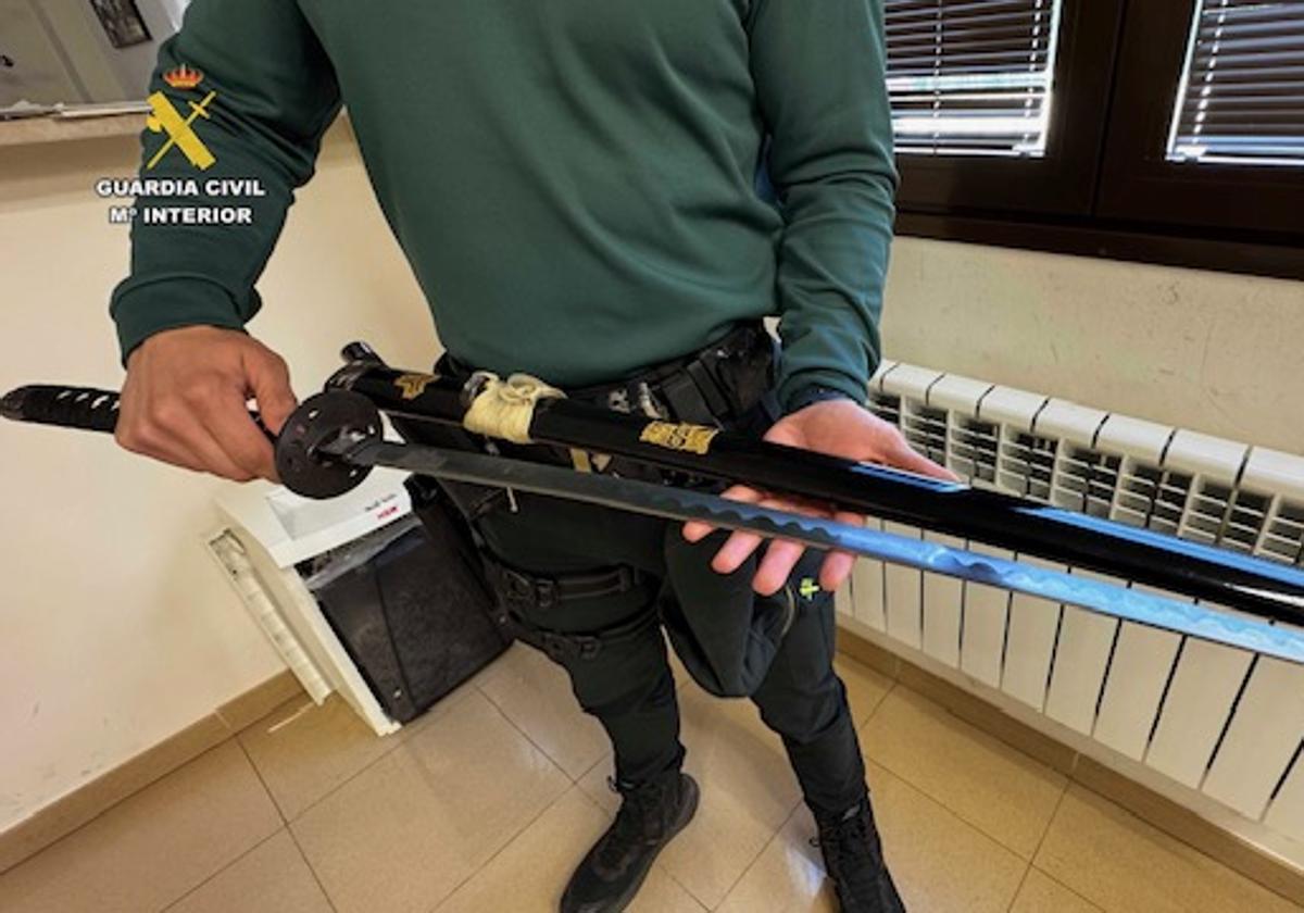 Amenaza a sus vecinos con un cuchillo y se enfrenta a la Guardia Civil con una catana en los Cameros