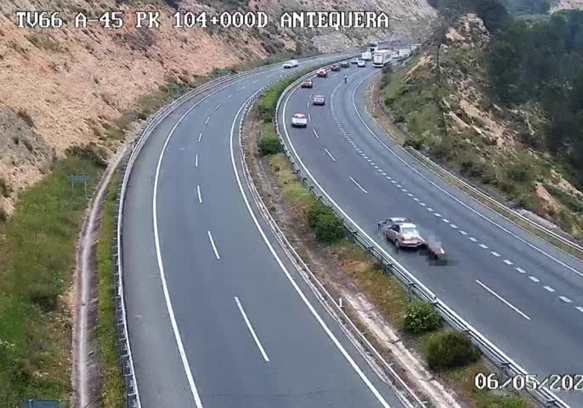 Incendio de camión en la A-45 provoca corte temporal en Antequera