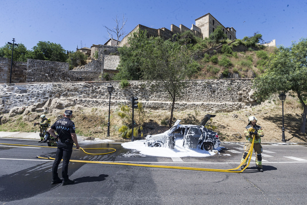 Susto en Toledo por el incendio de un coche en pleno trayecto