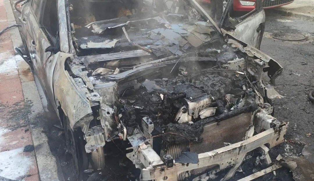 Alarma en Pérez Cubillas: un coche arde y afecta a otro cercano
