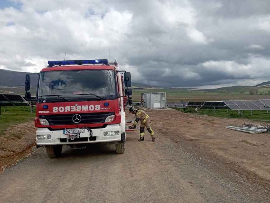 Incendio en inversores de parque fotovoltaico de Cueva de Ágreda controlado por bomberos de la Diputación de Ólvega
