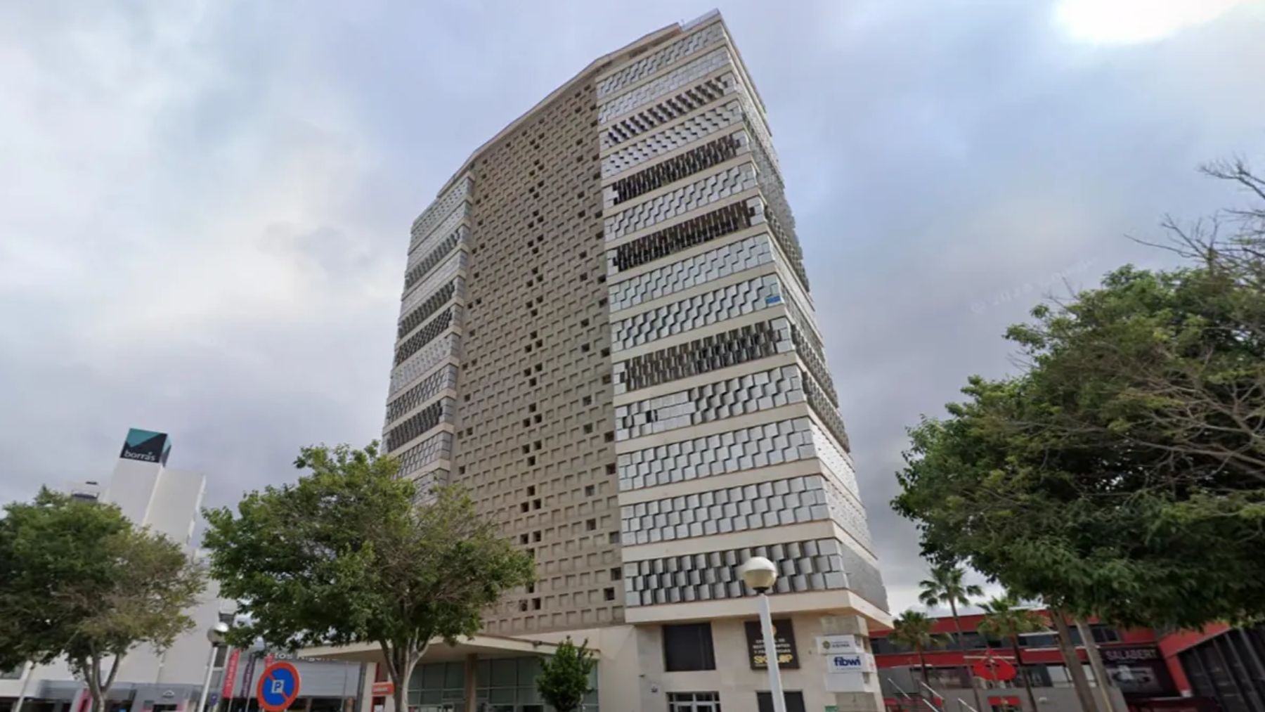 Desalojada la Torre Asima de Palma por un incendio declarado en la octava planta