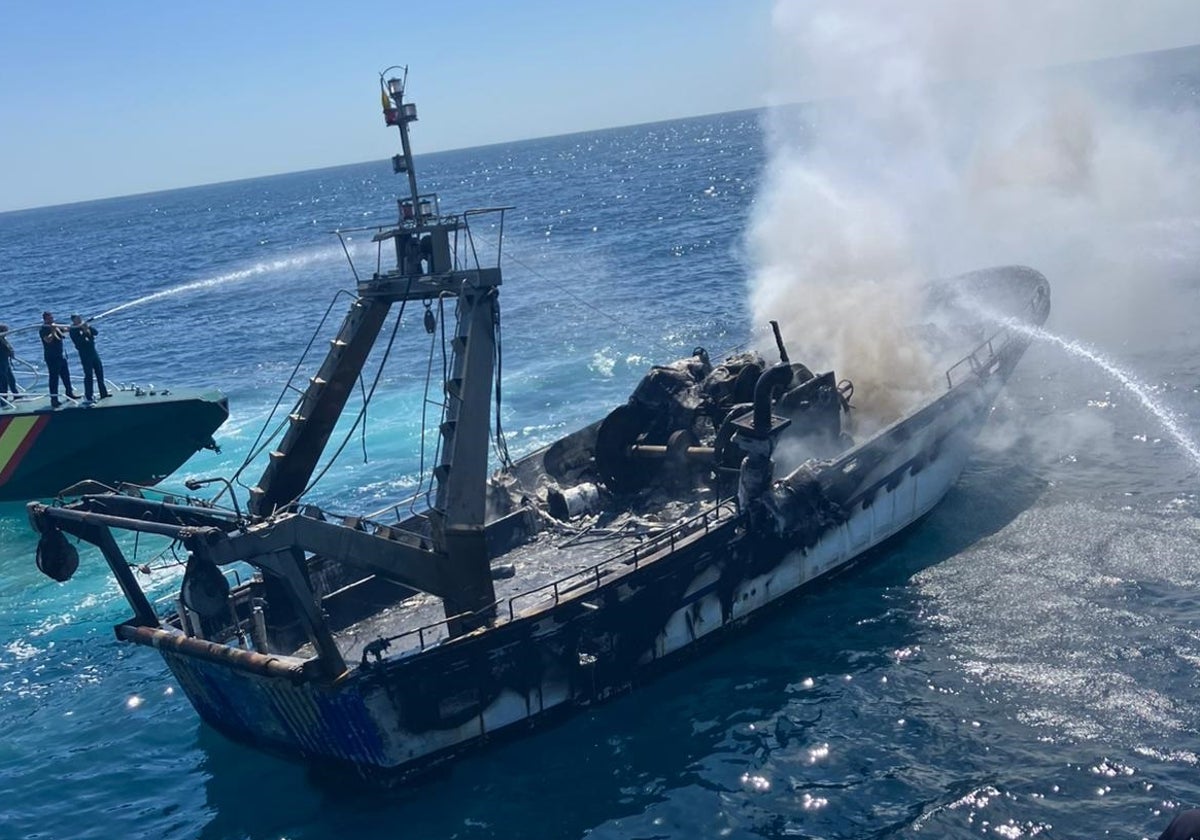 Un pesquero de Fuengirola se incendia en el Faro de Calaburras y tienen que rescatar a la tripulación