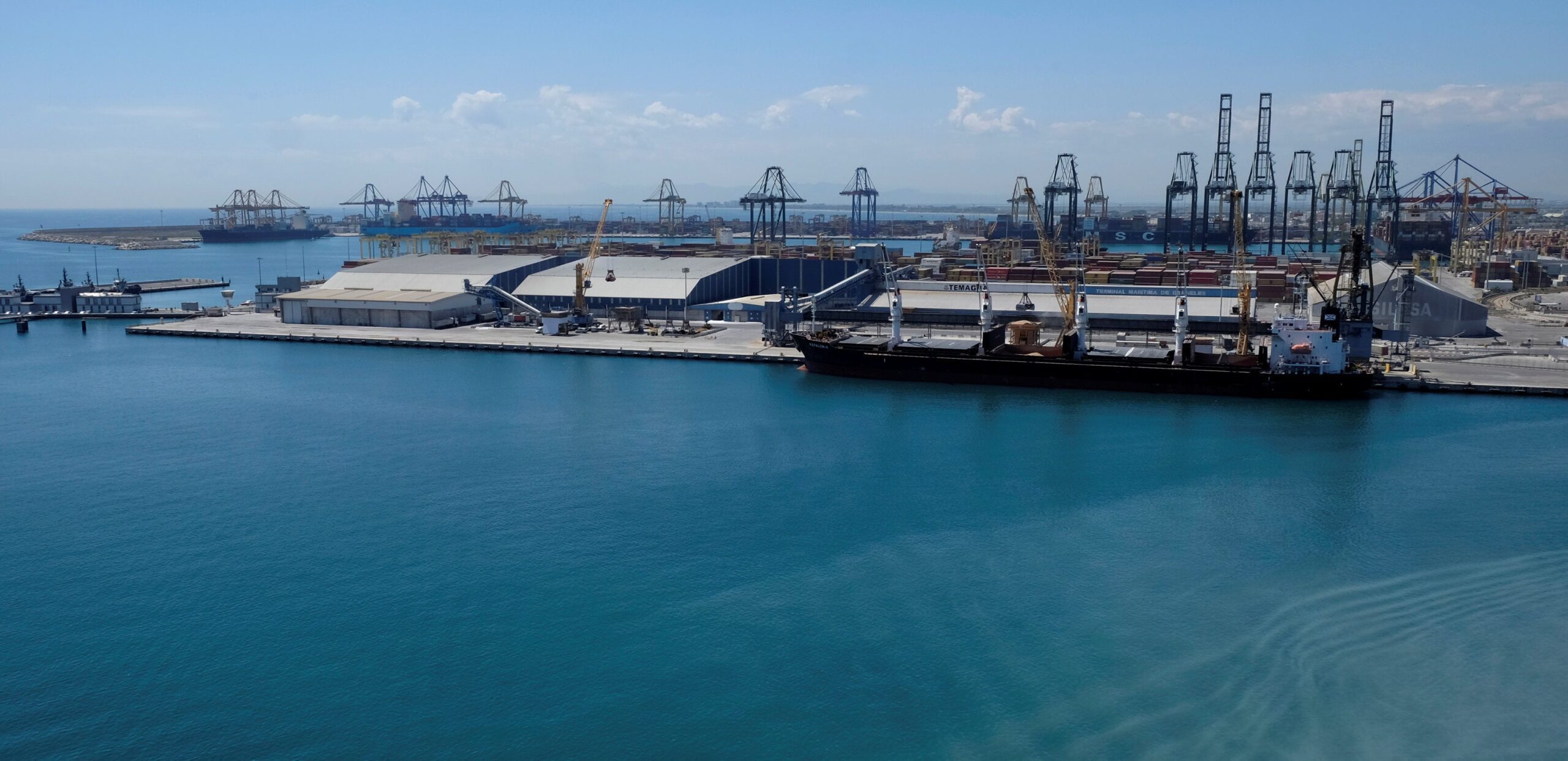 Un conato de incendio en el puerto de Valencia moviliza a los bomberos