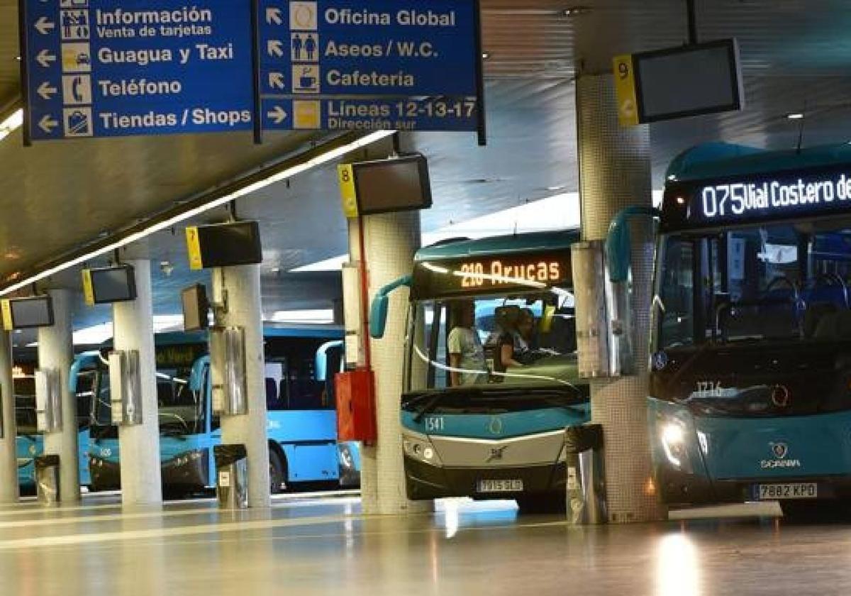 Una guagua se incendia en la estación de San Telmo de Las Palmas de Gran Canaria